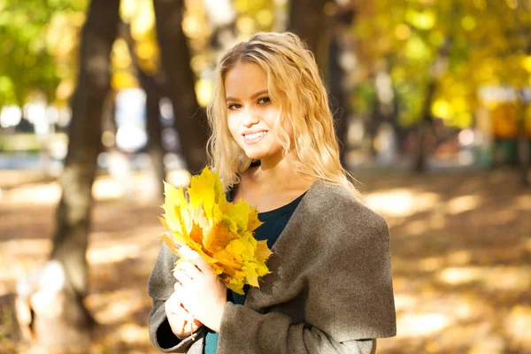 Porträt Einer Jungen Schönen Blonden Frau Grauen Mantel Auf Einem — Stockfoto