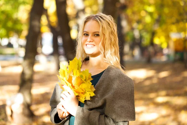 Portrait Young Beautiful Blonde Woman Gray Coat Background Autumn Street — Stock Photo, Image