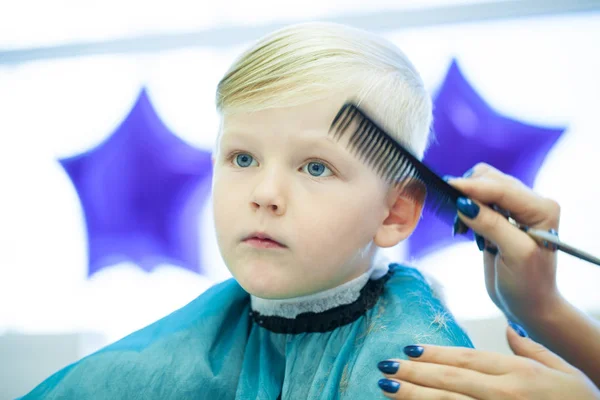 小さな男の子に髪型を作る美容師 — ストック写真