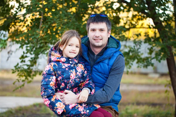 Tempo Famiglia Padre Figlioletta Nel Parco Autunnale — Foto Stock