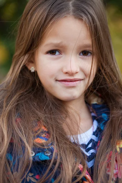 金发美女 漂亮的小女孩在夏天街头的背景上的肖像 — 图库照片