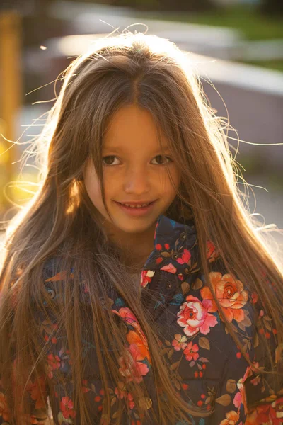 Blont Hår Skönhet Porträtt Vacker Liten Flicka Bakgrunden Sommaren Gatan — Stockfoto