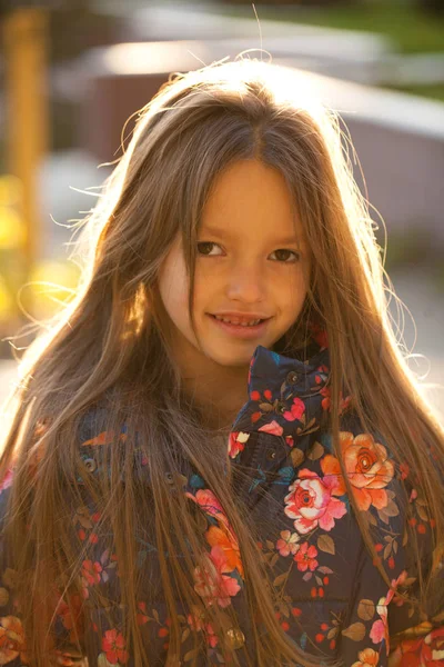 Piękna Blond Włosy Portret Pięknej Małej Dziewczynki Tle Lato Ulicy — Zdjęcie stockowe