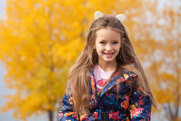 Bellezza Dei Capelli Biondi Ritratto Una Bella Bambina Sullo Sfondo — Foto Stock