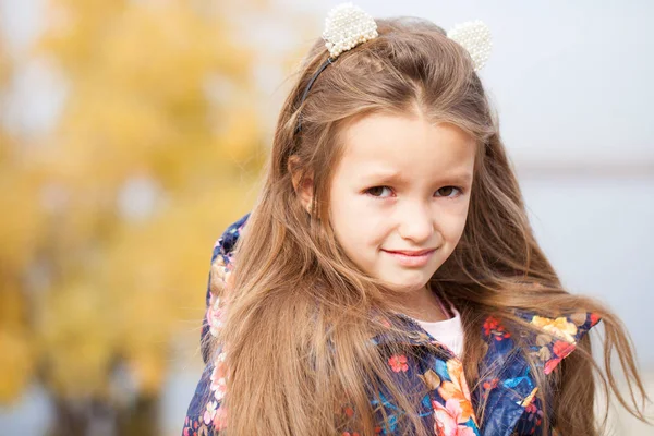 金发美女 漂亮的小女孩在夏天街头的背景上的肖像 — 图库照片