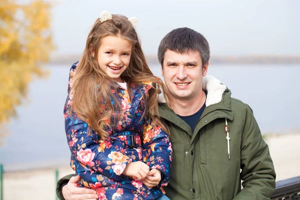 Tempo Famiglia Padre Figlioletta Nel Parco Autunnale — Foto Stock