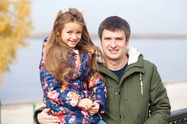 Tiempo Familia Padre Hija Pequeña Parque Otoño —  Fotos de Stock