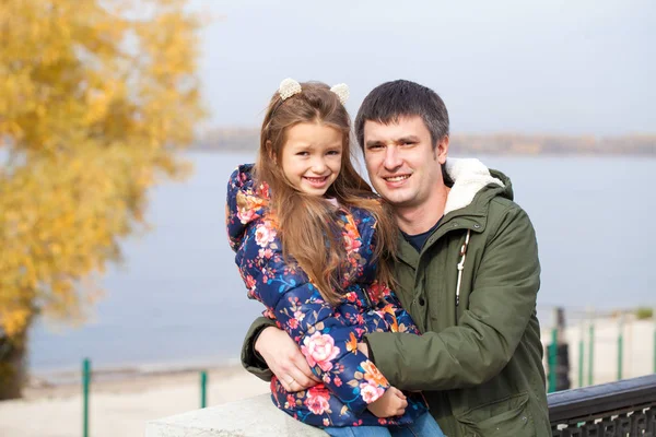 Tempo Famiglia Padre Figlioletta Nel Parco Autunnale — Foto Stock