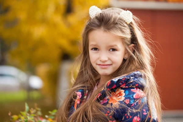 Szőke Haj Szépségét Háttérben Nyári Utcai Egy Gyönyörű Kislány Portréja — Stock Fotó