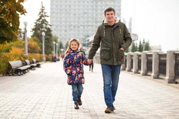 Czas Dla Rodziny Ojciec Córka Trochę Jesienny Park — Zdjęcie stockowe