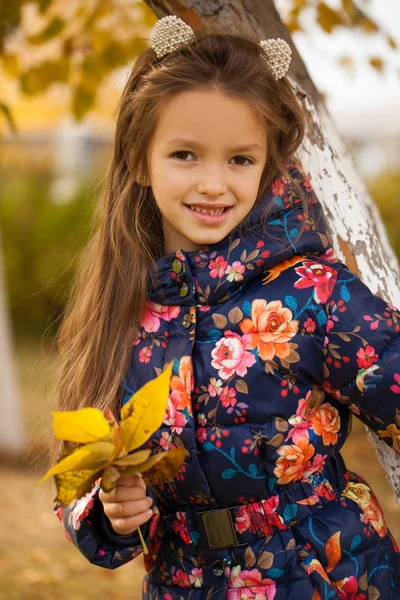 Blont Hår Skönhet Porträtt Vacker Liten Flicka Bakgrunden Sommaren Gatan — Stockfoto