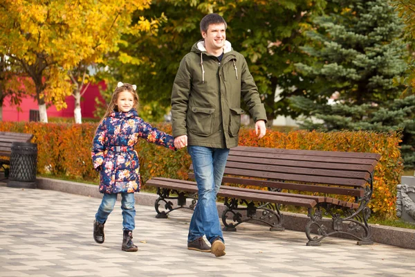 Familienzeit Vater Und Kleine Tochter Herbstpark — Stockfoto