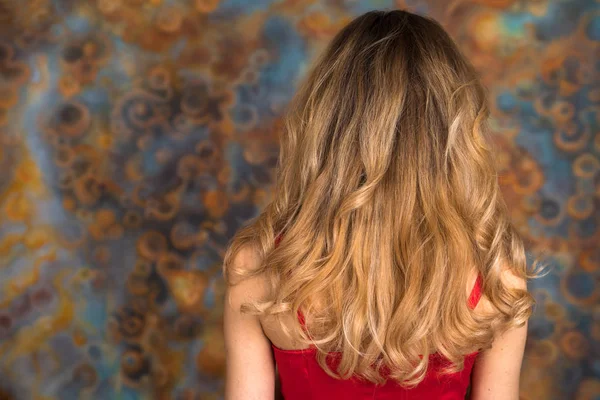 Vrouwelijke Lang Golvend Blond Haar Achteraanzicht Studio Muur Achtergrond — Stockfoto