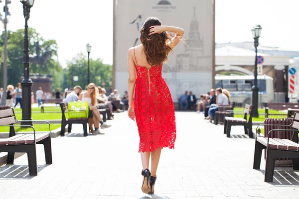 Bakifrån Ung Brunett Kvinna Röd Sommarklänning Gatan Bakgrund — Stockfoto