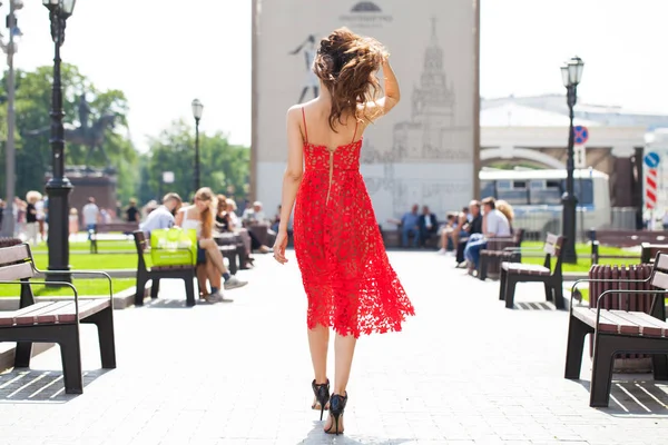 Bakifrån Ung Brunett Kvinna Röd Sommarklänning Gatan Bakgrund — Stockfoto