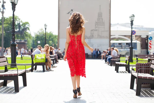 Visão Traseira Jovem Morena Verão Vestido Vermelho Fundo Rua — Fotografia de Stock