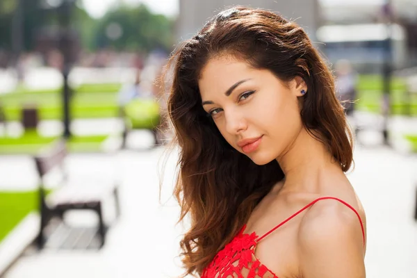 Mooie Jonge Brunette Vrouw Sexy Rode Jurk Tegen Zomer Straat — Stockfoto