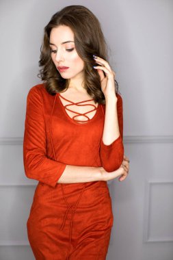 Genç güzel esmer manken, kapalı portresi