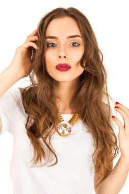 Moda modeli olun. Tişört, beyaz arka plan üzerinde izole içinde güzel bir genç esmer kadın portre portre