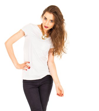 Moda modeli olun. Tişört, beyaz arka plan üzerinde izole içinde güzel bir genç esmer kadın portre portre