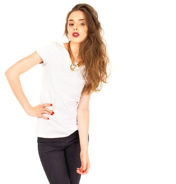 Moda modeli olun. Tişört, beyaz arka plan üzerinde izole içinde güzel bir genç esmer kadın portre portre