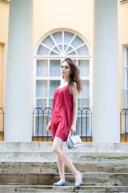 Kırmızı elbiseli, yaz açık havada genç güzel kadın portre tam uzunlukta