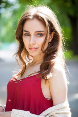 Portre portre yaz zemin üzerine genç güzel bir esmer kadının