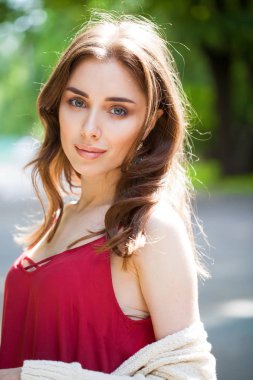 Portre portre yaz zemin üzerine genç güzel bir esmer kadının