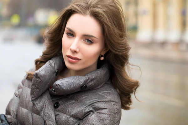 Retrato Cerca Una Joven Morena Hermosa Chaqueta Invierno Fondo Calle —  Fotos de Stock