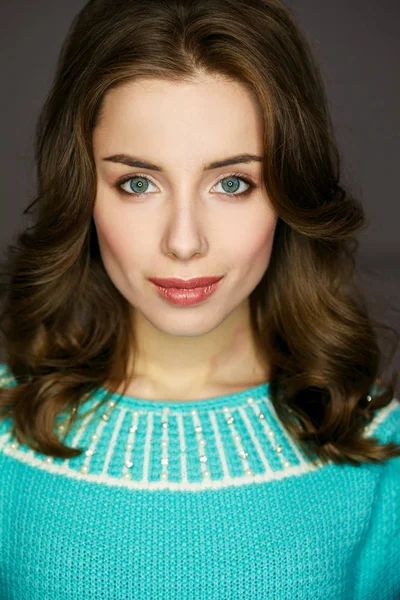 Closeup Portret Van Een Jonge Mooie Brunette Vrouw Zomer Achtergrond — Stockfoto