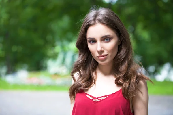 Retrato Cerca Una Joven Morena Hermosa Sobre Fondo Verano — Foto de Stock