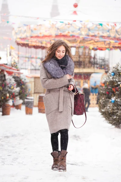 莫斯科市中心红场上的一具毛皮衣领的灰色大衣中的年轻黑发女人的肖像 — 图库照片