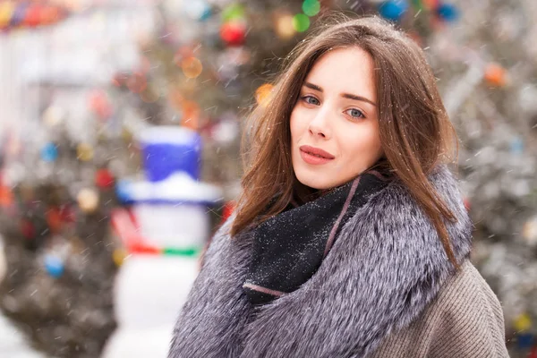 Portrait Une Jeune Femme Brune Manteau Gris Avec Col Fourrure — Photo