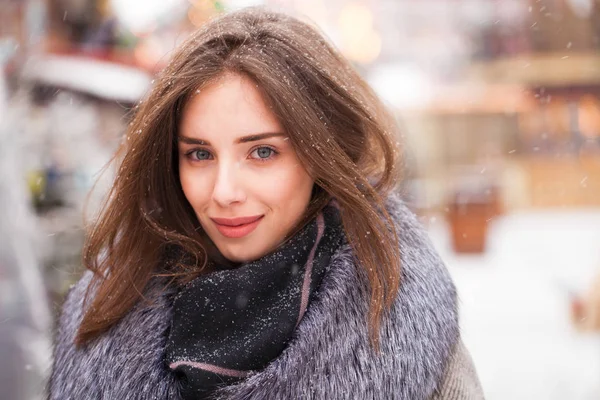 莫斯科市中心红场上的一具毛皮衣领的灰色大衣中的年轻黑发女人的肖像 — 图库照片