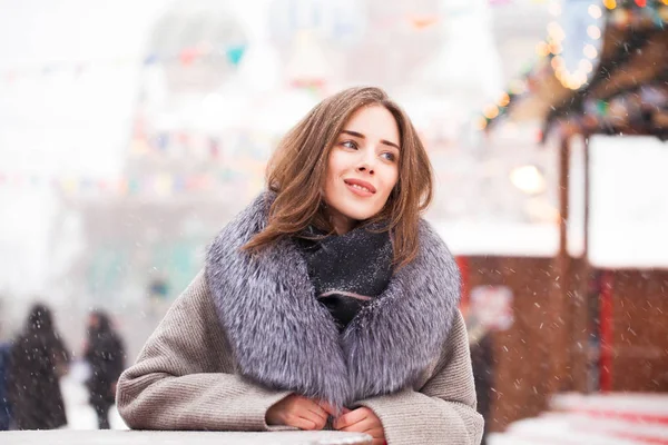 Retrato Una Joven Morena Abrigo Gris Con Collar Piel Una — Foto de Stock