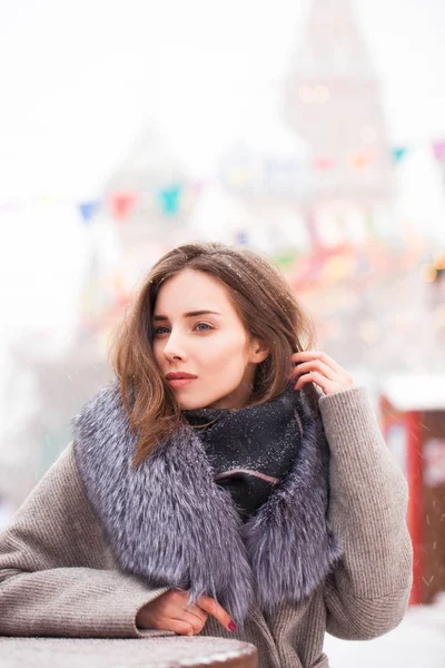 Retrato Una Joven Morena Abrigo Gris Con Collar Piel Una — Foto de Stock