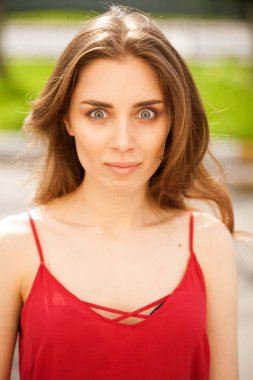 Vay canına. Genç güzel bir esmer kadın, yaz park açık portresi