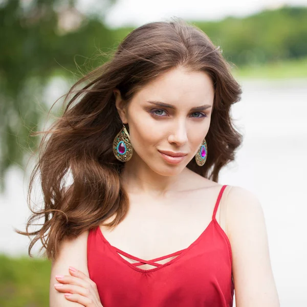 Closeup Portrait Young Beautiful Brunette Woman Summer Background — Stock Photo, Image