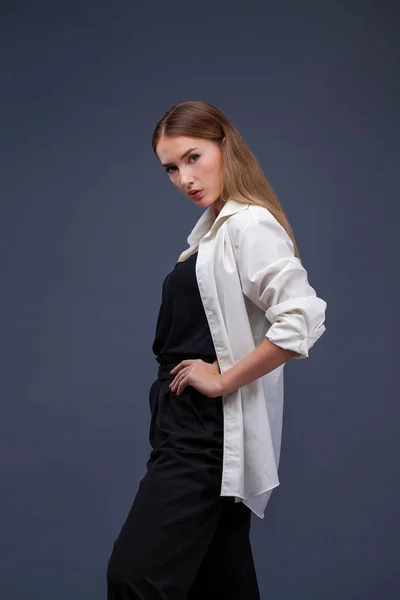 ハッピーの金髪モデル 白いシャツ グレーの背景に分離の美しい若い女性の肖像画 — ストック写真