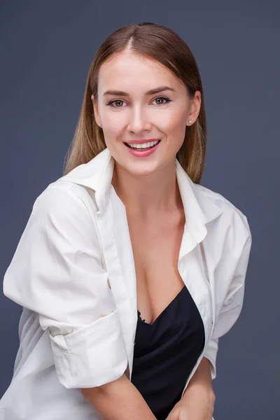 Modelo Rubia Feliz Retrato Una Hermosa Joven Con Camisa Blanca — Foto de Stock