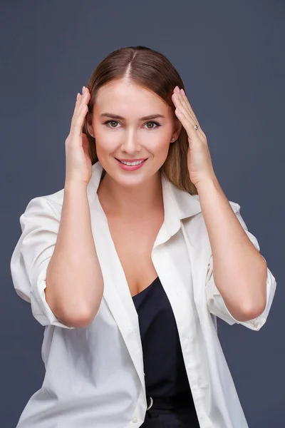Szczęśliwy Model Blondynka Portret Piękna Młoda Kobieta Białej Koszuli Białym — Zdjęcie stockowe