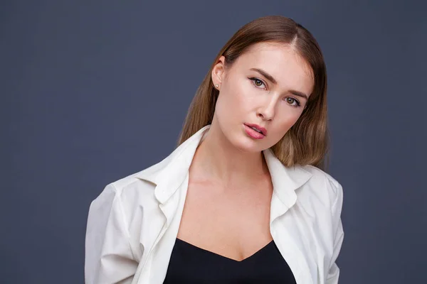 Modelo Loira Feliz Retrato Bela Jovem Mulher Camisa Branca Isolado — Fotografia de Stock