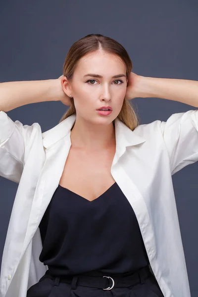 Modelo Loira Feliz Retrato Bela Jovem Mulher Camisa Branca Isolado — Fotografia de Stock