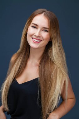 Portre yakın çekim üzerinde mavi arka plan izole genç güzel mutlu sarışın kadın,