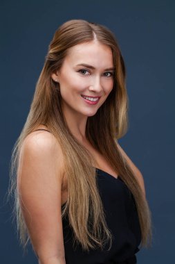 Portre yakın çekim üzerinde mavi arka plan izole genç güzel mutlu sarışın kadın,