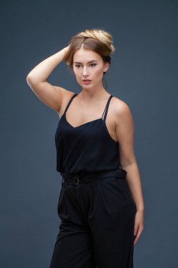 İçinde siyah, gri arka plan üzerinde izole stüdyo mutlu güzel sarışın kadın