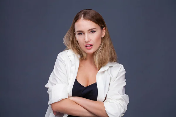 Modelo Rubia Feliz Retrato Una Hermosa Joven Con Camisa Blanca —  Fotos de Stock