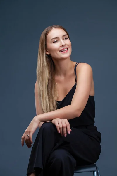 Mujer Rubia Hermosa Feliz Vestido Negro Estudio Aislado Sobre Fondo — Foto de Stock