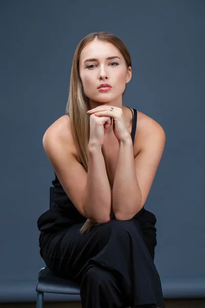 Mujer Rubia Hermosa Feliz Vestido Negro Estudio Aislado Sobre Fondo — Foto de Stock