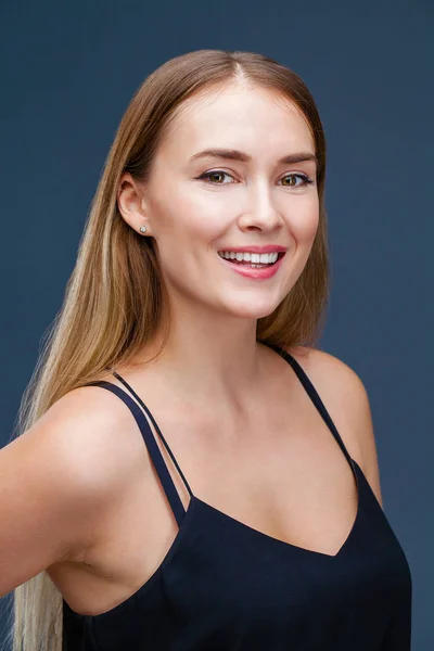 Porträtt Som Närbild Unga Vackra Glada Blond Kvinna Isolerad Blå — Stockfoto